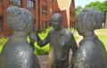 Reisetipp Skulptur Mann und zwei Frauen