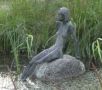 Skulptur Frau im Teich