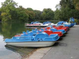 Sitzflache Am Bootsverleih Bild Kleinhesseloher See In Munchen