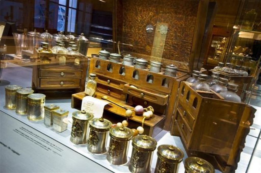Reiseapotheke aus Nussholz mit Zinnbeschlägen Bilder Museum Pharmaziemuseum