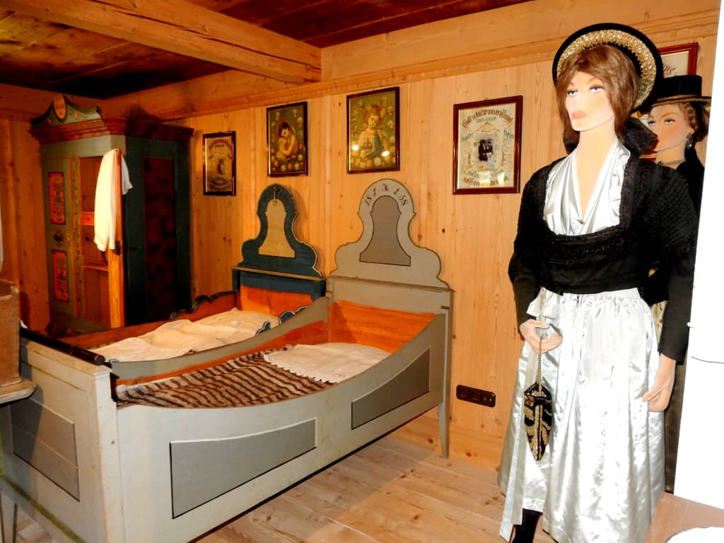 Bild "Bauernschlafzimmer" zu Heimathaus und Schimuseum in Saalbach
