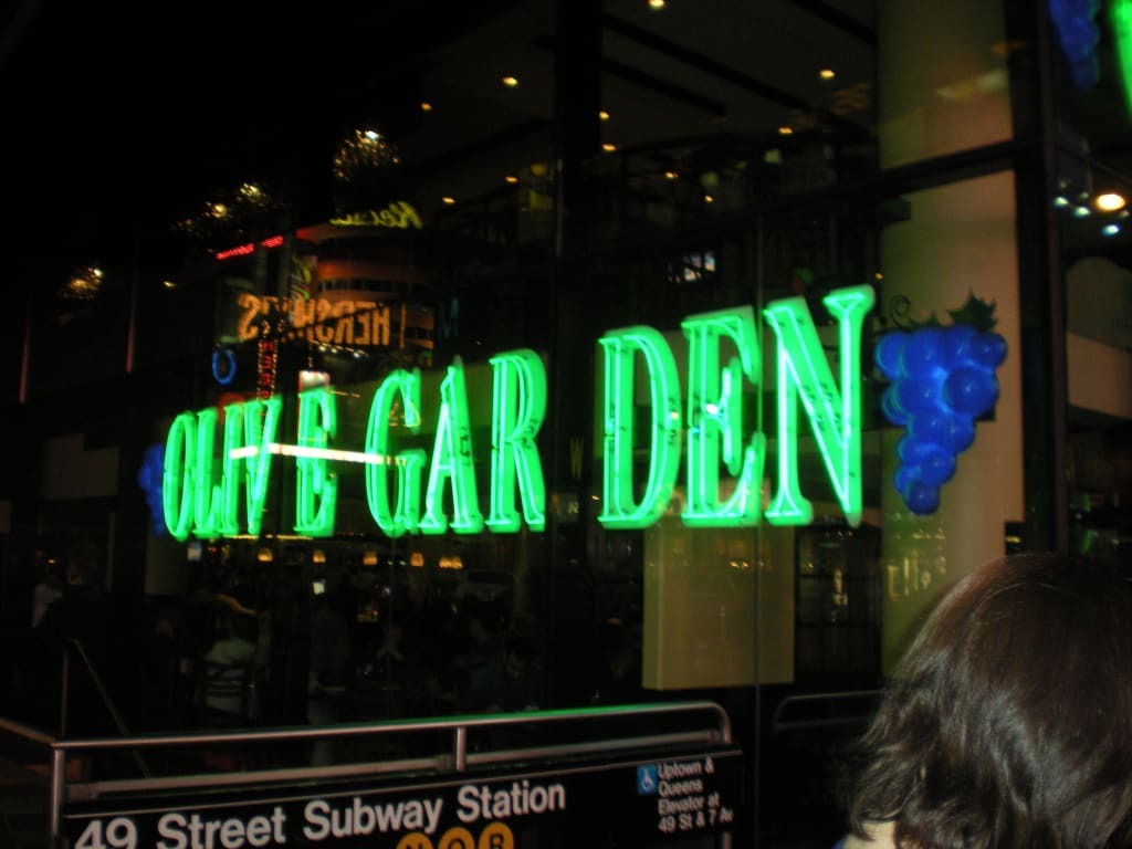 Bild Olive Garden Logo Subway Station Zu Olive Garden In New