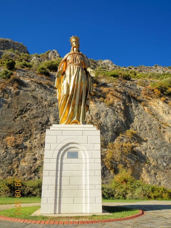 statuen der jungfrau maria