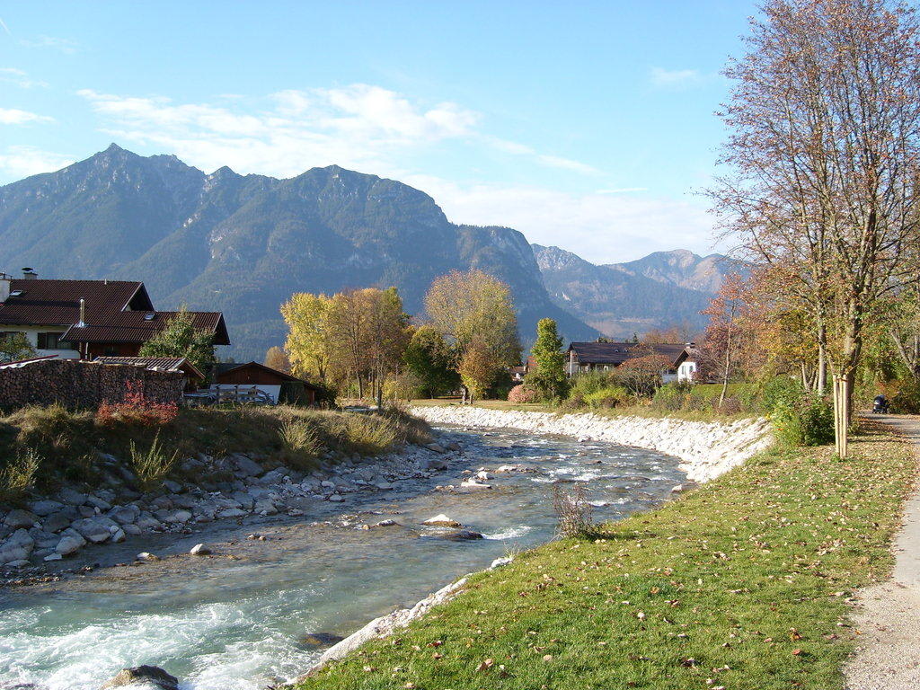 Der Fluss am Dorf 1157113342