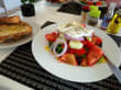 Griechischer Salat mit Kräuterbutterbaguette