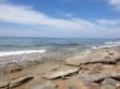 Strand mit Felsen und Sand