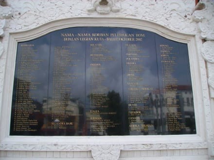 Ground Zero Kuta &amp;quot; Denkmal - Gedenktafel&amp;quot; - Gedenktafel der Bombenopfer  / Kuta Memorial 2002