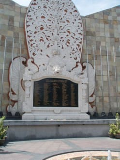 Denkmal - Gedenktafel der Bombenopfer  / Kuta Memorial 2002