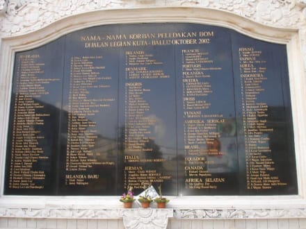 da läuft einem immer noch ein Schauer übern Rücken - Gedenktafel der Bombenopfer  / Kuta Memorial 2002