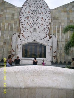 Die Opfertafel in Kuta - Gedenktafel der Bombenopfer  / Kuta Memorial 2002