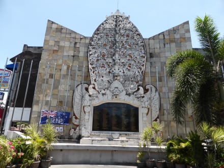 Monument in Kuta Bali - Gedenktafel der Bombenopfer  / Kuta Memorial 2002