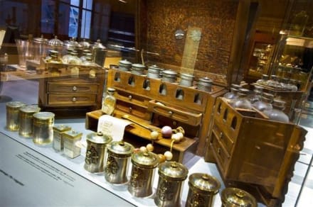 Reiseapotheke aus Nussholz mit Zinnbeschlägen - Pharmaziemuseum