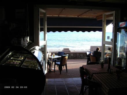Blick aus dem Lokal zum Strand - Restaurant Leos