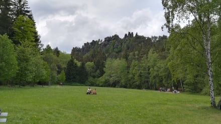 Hintergrund die Nonnenfelsen  - Zittauer Gebirge